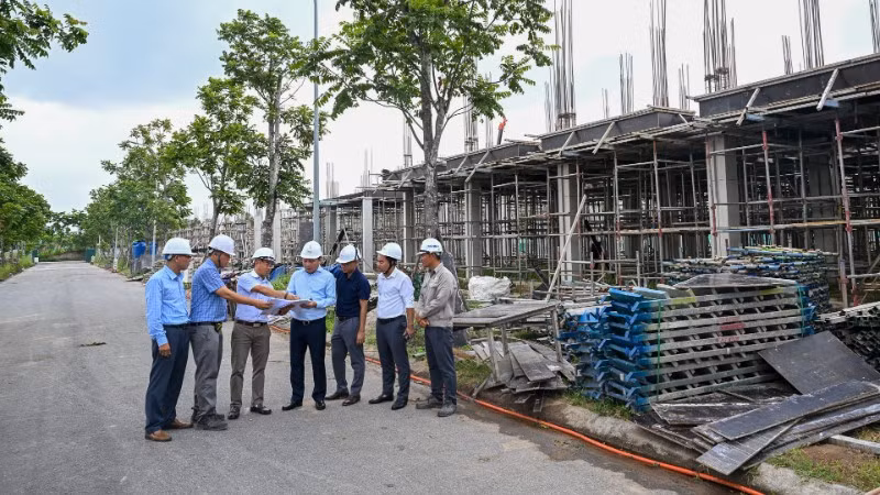 Lãnh đạo xã Quang Minh kiểm tra tiến độ thi công tại Dự án khu đô thị CEOHomes Hana Garden - một trong những dự án được tái khởi động sau gần 20 năm. (Ảnh: DUY LINH)