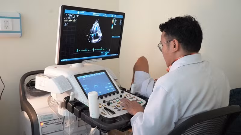 Đội ngũ bác sĩ Thiện Nhân Quảng Ngãi kiểm tra sức khỏe cho ngư dân, thuyền viên trước mỗi chuyến biển dài ngày.