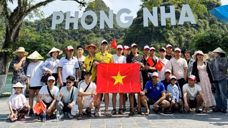 Khách du lịch tham quan động Phong Nha, tỉnh Quảng Trị.