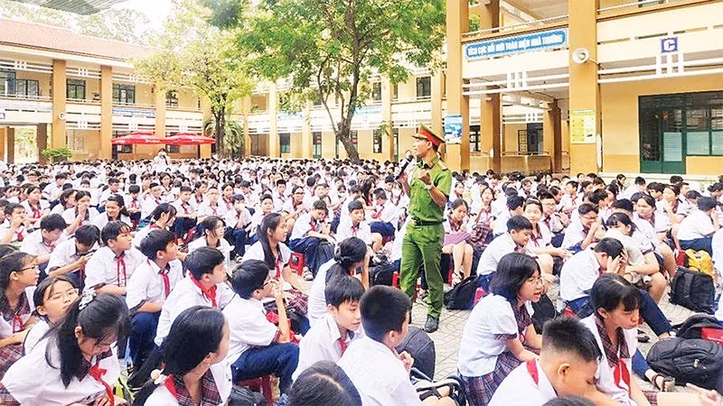 Các em học sinh tham gia một chương trình về phòng, chống bạo lực học đường. (Ảnh: QUANG QUÝ)