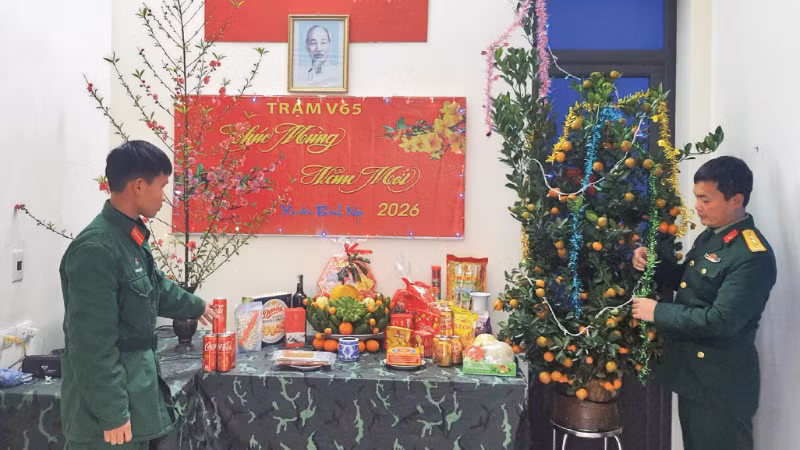 Cán bộ, chiến sĩ Trạm V-65, Đại đội 10, Tiểu đoàn 4, Lữ đoàn 134 (Binh chủng Thông tin liên lạc) trình bày mâm lễ ngày Tết