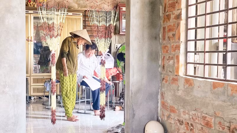 Giấy chứng nhận quyền sử dụng đất được các thành viên gia đình anh Luật chuyền tay xem, sau hơn 30 năm chờ đợi.