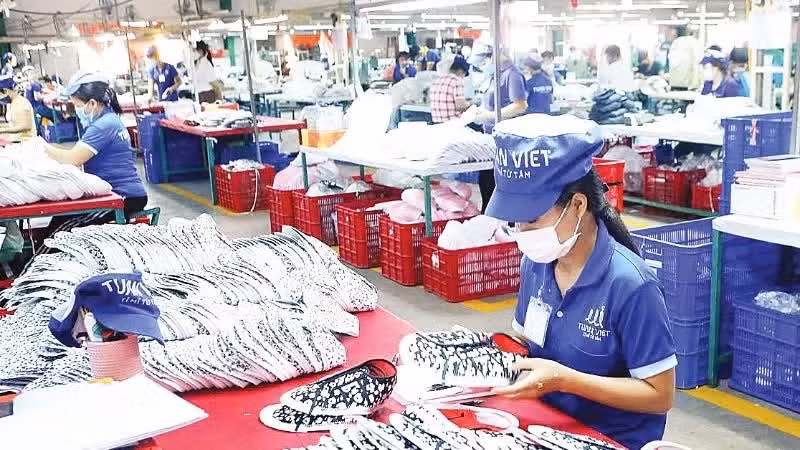 Công nhân trong giờ làm việc tại một doanh nghiệp tư nhân ở tỉnh Đồng Nai. (Ảnh: Báo Nhân Dân)
