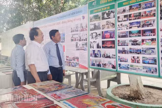 Đại biểu xem trưng bày những thành tựu của báo chí tỉnh Kiên Giang.
