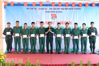 Đại tá Cao Minh Tâm, Phó Chính ủy Bộ Chỉ huy quân sự tỉnh Kiên Giang trao tặng quà cho cán bộ, chiến sĩ đại đội 6, Tiểu đoàn 519 có hoàn cảnh khó khăn. (Ảnh: PHƯƠNG VŨ).