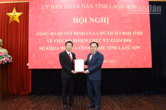 Đồng chí Nguyễn Quang Huy, Tỉnh ủy viên, Giám đốc Sở Khoa học và Công nghệ tỉnh Lạng Sơn nhận quyết định từ Phó Chủ tịch Ủy ban nhân dân tỉnh Lạng Sơn.