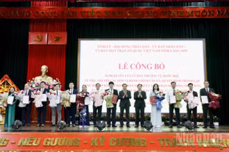 Các đồng chí Bí thư xã, phường tại Lạng Sơn nhận quyết định thực hiện nhiệm vụ từ ngày 1/7/2025.