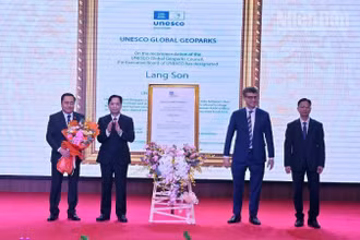 Lãnh đạo tỉnh Lạng Sơn đón nhận danh hiệu Công viên địa chất toàn cầu UNESCO Lạng Sơn.