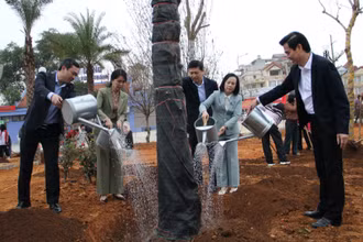 Các đồng chí Thường trực Tỉnh ủy Lạng Sơn tham gia Tết trồng cây năm 2026.