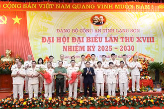 Các đồng chí lãnh đạo Bộ Công an, lãnh đạo tỉnh Lạng Sơn tặng hoa chúc mừng Ban Chấp hành Đảng bộ Công an tỉnh Lạng Sơn, nhiệm kỳ 2025-2030.