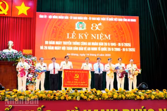 Bí thư Tỉnh ủy Nguyễn Tiến Hải và Chủ tịch Ủy ban nhân dân tỉnh Hồ Văn Mừng tặng bức trướng cho Công an tỉnh An Giang. 