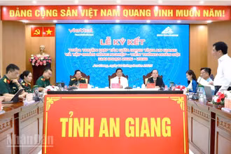 Quang cảnh buổi ký kết.