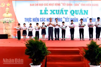 Ban tổ chức đã trao 10 suất học bổng cho học sinh nghèo vượt khó học giỏi trên địa bàn xã Hòa Điền, huyện Kiên Lương, tỉnh Kiên Giang. (Ảnh: PHƯƠNG VŨ).