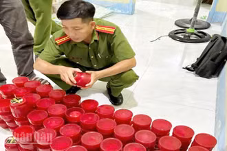 Lực lượng Công an kiểm đếm số tang vật vi phạm nghi mỹ phẩm giả.