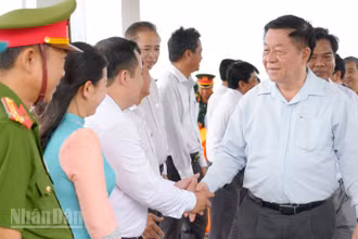 Đồng chí Nguyễn Trọng Nghĩa thăm cán bộ và nhân dân Đặc khu Kiên Hải. (Ảnh: TÂY HỒ)