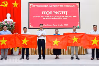 Đại tá Tăng Ngọc Thạch, Phó Chủ nhiệm Chính trị Bộ Tư lệnh Vùng 5 Hải quân tặng cờ Tổ quốc cho các đại biểu.