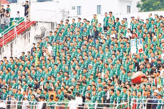 Cổ động viên Câu lạc bộ Trường Tươi Bình Phước cổ vũ đội nhà.