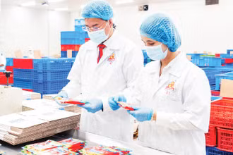 Sản xuất xúc xích tiệt trùng ở Công ty cổ phần Việt Nam Kỹ nghệ súc sản (VISSAN). (Ảnh CTV)