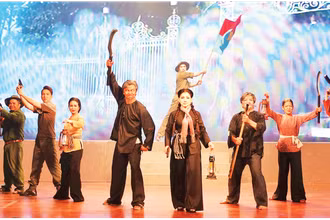 Một cảnh trong vở cải lương Người ven đô của sân khấu Cải lương mới Đại Việt. (Ảnh MẠNH HẢO)