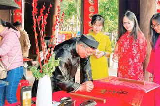 Truyền thống lịch sử, văn hóa và hiếu học được tái hiện qua nghệ thuật thư pháp tại Văn miếu Mao Điền.