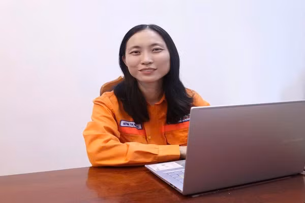 Huỳnh Thị Như Ngọc luôn chủ động ứng dụng công nghệ số, cải tiến kỹ thuật để nâng cao hiệu quả sản xuất. (Ảnh: NGUYỄN HUYỀN)