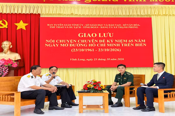 Đại biểu, nhân chứng lịch sử giao lưu với học sinh nhân kỷ niệm 65 năm Ngày mở đường Hồ Chí Minh trên biển. (Ảnh: HOÀNG TRUNG)
