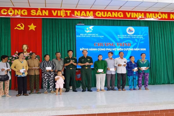 Bộ đội Biên phòng tỉnh Vĩnh Long tặng quà cho người dân có hoàn cảnh khó khăn tại khu vực biên giới. (Ảnh: TRẦN GIỎI)