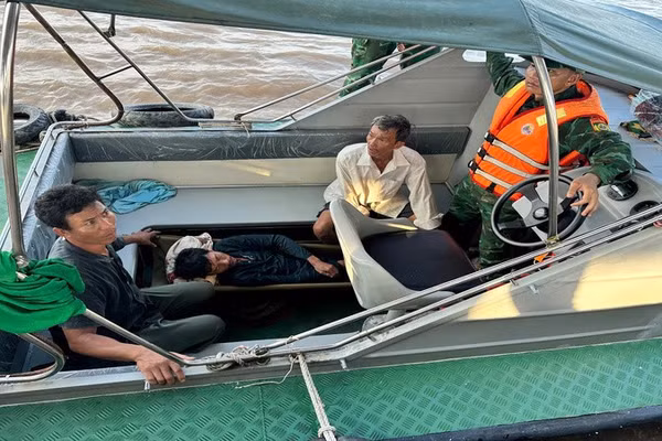 Lực lượng Bộ đội Biên phòng tỉnh Vĩnh Long kịp thời đưa thuyền viên vào bờ cấp cứu. (Ảnh: HOÀNG TRUNG)
