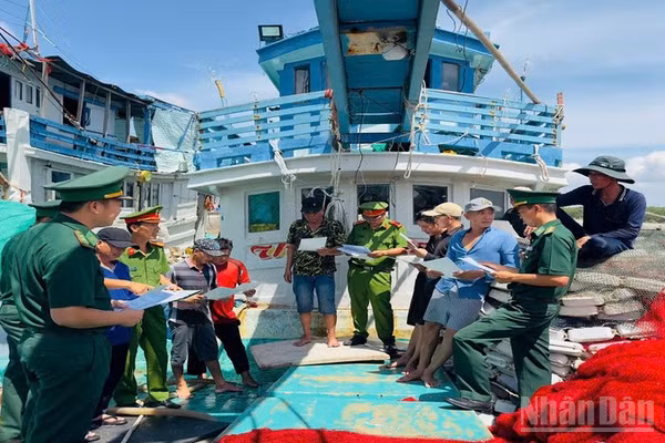 Lực lượng chức năng tăng cường công tác tuyên truyền cho ngư dân về chống khai thác IUU. (Ảnh: HOÀNG TRUNG)