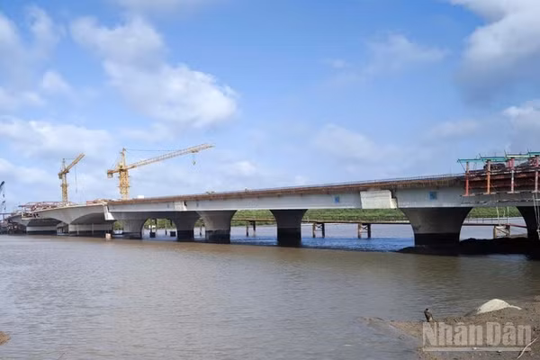 Công trình cầu Ba Lai 8 đang đẩy nhanh tiến độ xây dựng, sớm hoàn thành đưa vào sử dụng. (Ảnh: HOÀNG TRUNG)