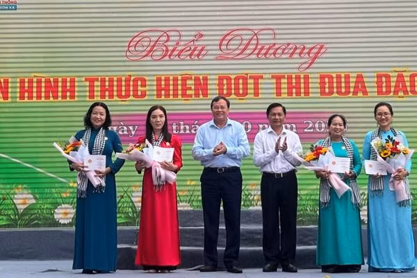Lãnh đạo Tỉnh ủy Vĩnh Long trao kỷ niệm chương vì sự phát triển của Phụ nữ Việt Nam cho các chị em phụ nữ trong tỉnh. (Ảnh: HOÀNG TRUNG)