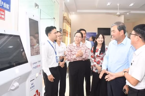 Lãnh đạo tỉnh Vĩnh Long kiểm tra công tác cải cách hành chính tại Trung tâm phục vụ hành chính công xã Phước Mỹ Trung. (Ảnh: HOÀNG VŨ)