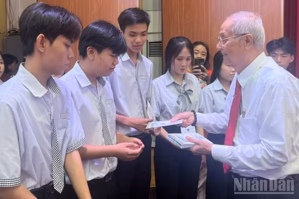 Trao học bổng giúp học sinh có hoàn cảnh khó khăn tiếp tục được đến trường. (Ảnh: HOÀNG TRUNG)