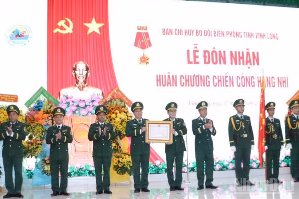 Tập thể Bộ đội Biên phòng tỉnh Vĩnh Long đón nhận Huân chương Chiến công hạng Nhì. (Ảnh: HOÀNG TRUNG)