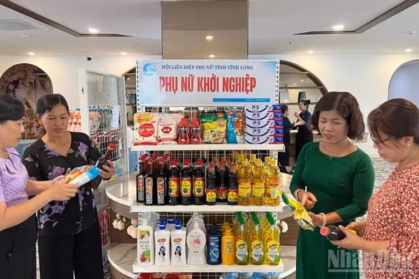 Phụ nữ tỉnh Vĩnh Long được ký gửi hàng hóa để khởi nghiệp kinh doanh. (Ảnh: HOÀNG TRUNG)