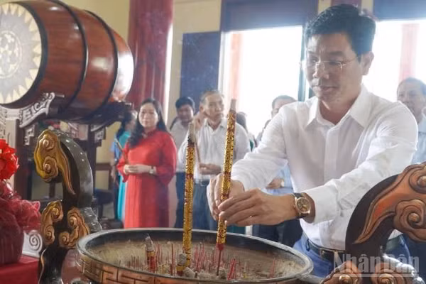 Lãnh đạo tỉnh Vĩnh Long dâng hương tưởng niệm Nữ tướng Nguyễn Thị Định. (Ảnh: HOÀNG TRUNG)