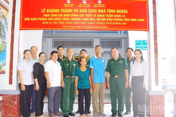 Lãnh đạo Ban Chỉ huy Bộ đội Biên phòng tỉnh Vĩnh Long bàn giao nhà cho quân nhân có hoàn cảnh khó khăn. (Ảnh: TRẦN GIỎI)