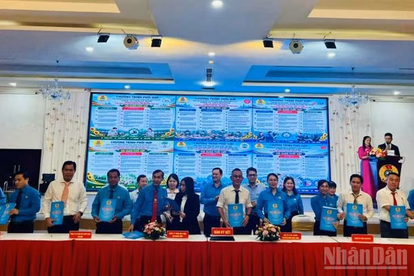 Đại diện các đơn vị tham gia ký kết chương trình phối hợp thực hiện phong trào thi đua. (Ảnh: HOÀNG TRUNG)