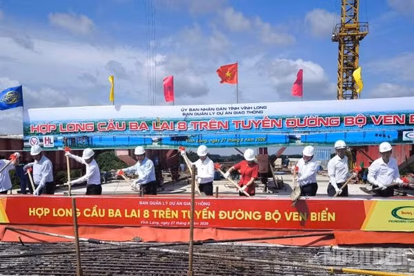Đại biểu tham dự buổi lễ thực hiện nghi thức hợp long công trình cầu Ba Lai 8 trên tuyến đường bộ ven biển. (Ảnh: HOÀNG TRUNG)