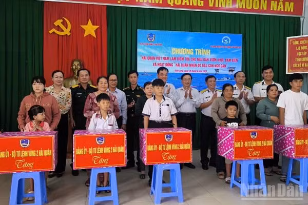 Vùng 2 Hải quân nhận đỡ đầu 5 con ngư dân có hoàn cảnh khó khăn. (Ảnh: HOÀNG TRUNG)
