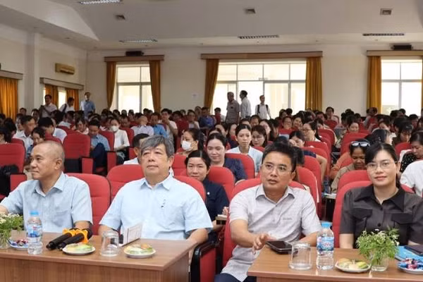 Đại biểu tham dự lớp tập huấn về xây dựng giá dịch vụ khám, chữa bệnh tại các cơ sở y tế công lập. (Ảnh: HOÀNG TRUNG)