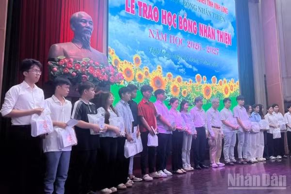 Ban Tổ chức trao học bổng cho học sinh, sinh viên Làng trẻ em SOS. (Ảnh: HOÀNG TRUNG)