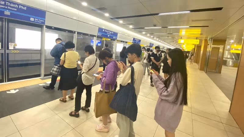 hanh-khach-xep-hang-di-metro-1.jpg