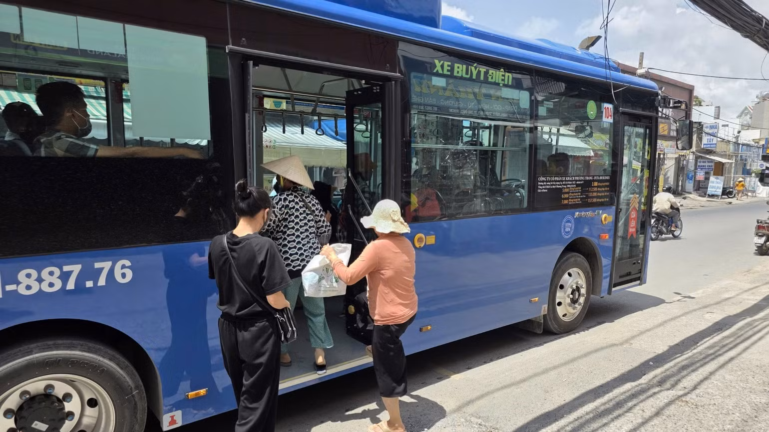 nguoi-dan-di-xe-buyt-dien.jpg
