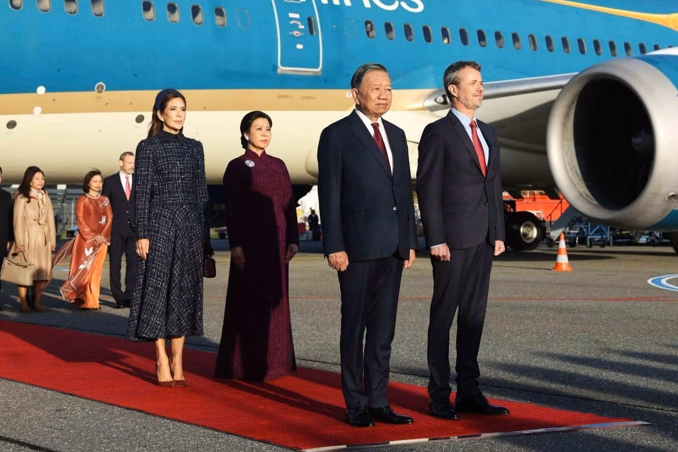 Lễ đón Tổng Bí thư, Chủ tịch nước Tô Lâm và Phu nhân Ngô Phương Ly được tổ chức trọng thể theo nghi thức cấp Nhà nước tại sân bay quốc tế Copenhagen dưới sự chủ trì của Nhà vua Đan Mạch Frederik X và Hoàng hậu Mary. (Ảnh: Thống Nhất/TTXVN)