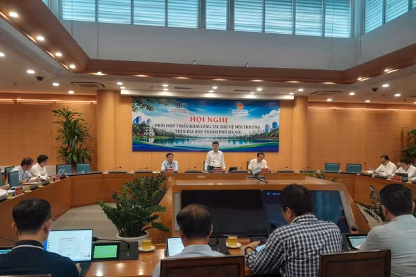 Phó Chủ tịch Ủy ban nhân dân thành phố Hà Nội Bùi Duy Cường chủ trì Hội nghị phát biểu ý kiến.