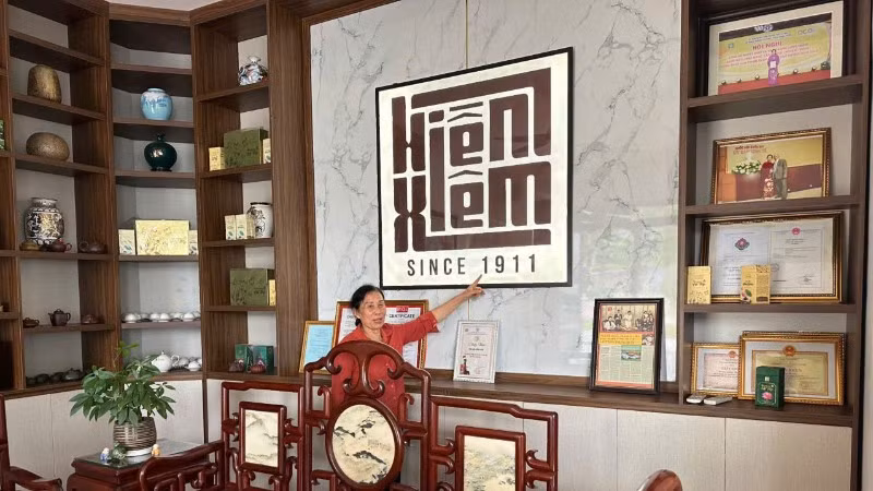 Bà Lưu Thị Hiền, chủ Cơ sở sản xuất chè sen Hiền Xiêm.