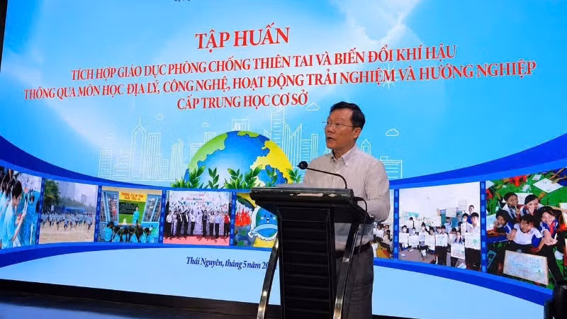 Phó Cục trưởng Cục Quản lý đê điều và Phòng, chống thiên tai Nguyễn Văn Tiến phát biểu tại lớp tập huấn.