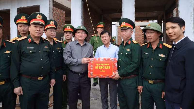 pho-thu-tuong-tang-qua-cho-cac-luc-luong-tham-gia-chien-dich-quang-trung-anh-vgpgia-huy-1-6934.jpg