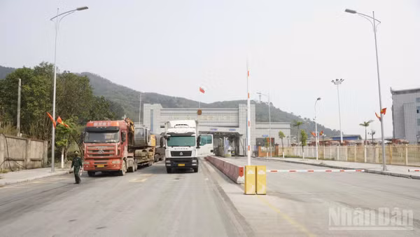 Hoạt động xuất nhập khẩu vẫn được duy trì dù tỉnh Lạng Sơn chịu nhiều thiệt hại do mưa bão. 